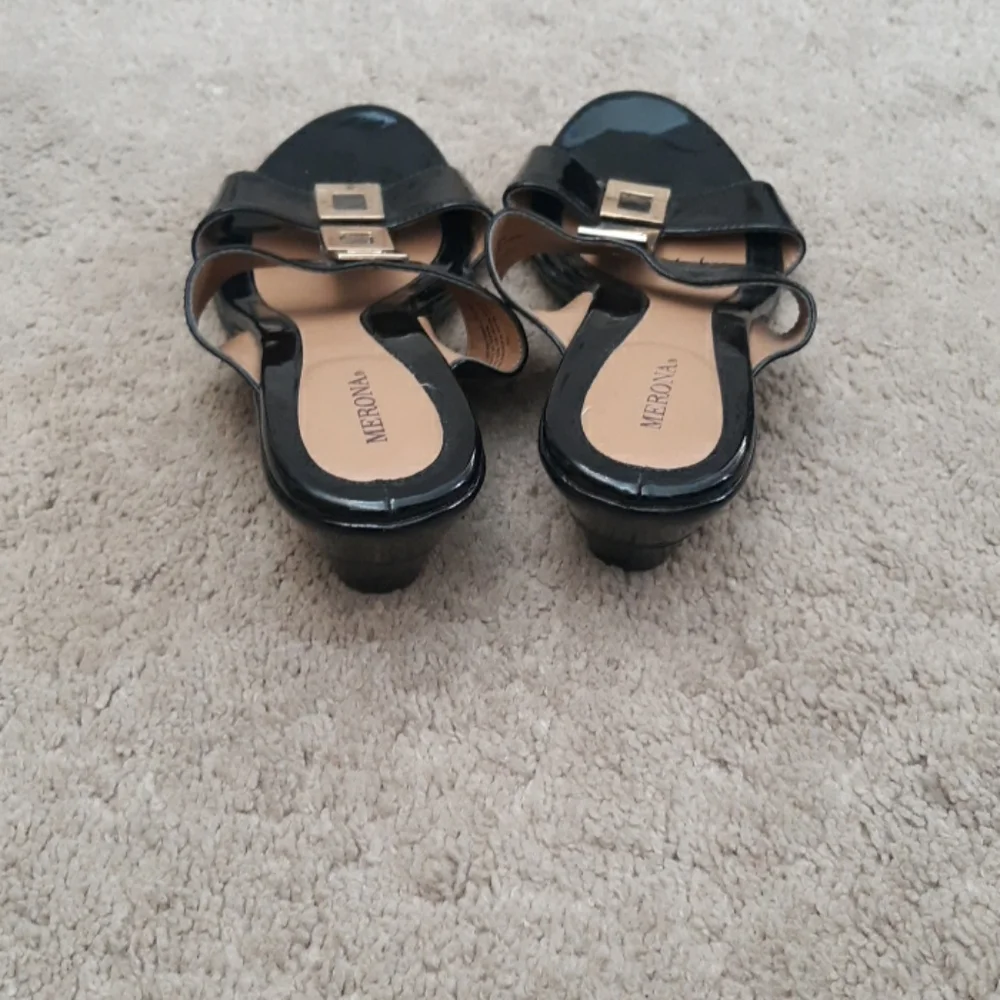 New black sandles - Picture 3 of 4